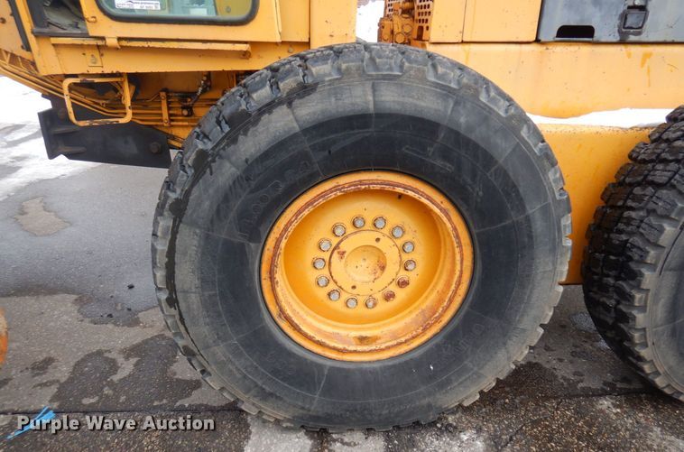 image for item AF9283 1983 John Deere 670A  motor grader