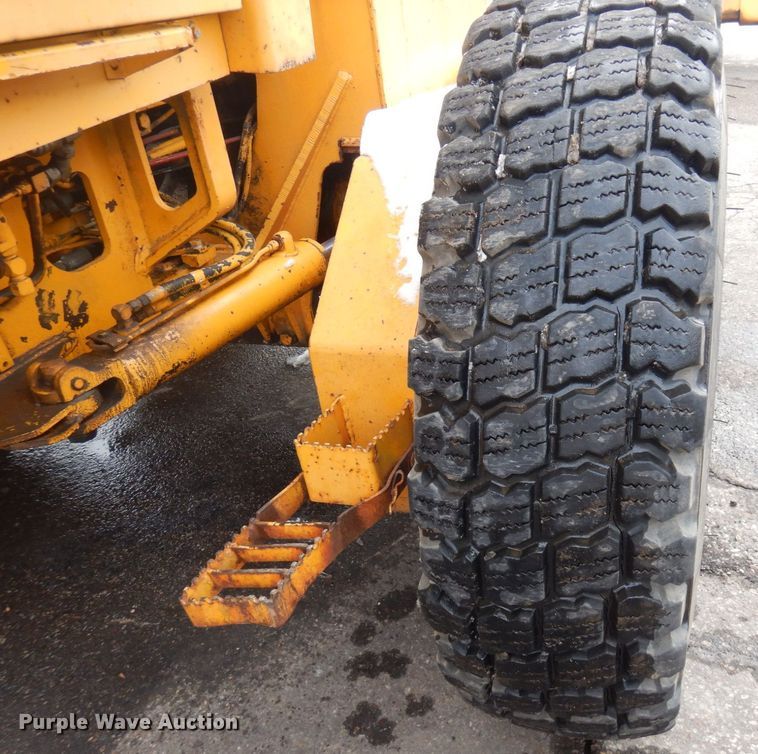 image for item AF9283 1983 John Deere 670A  motor grader