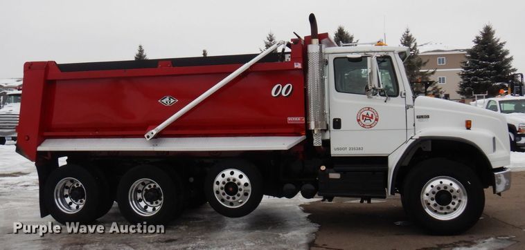 image for item AF9292 2000 Freightliner FL80  dump truck