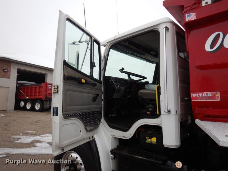 image for item AF9292 2000 Freightliner FL80  dump truck