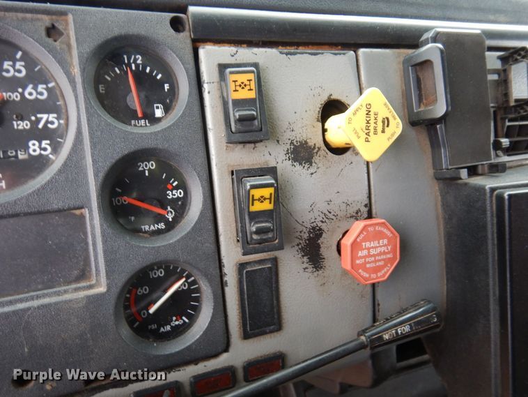 image for item AF9292 2000 Freightliner FL80  dump truck