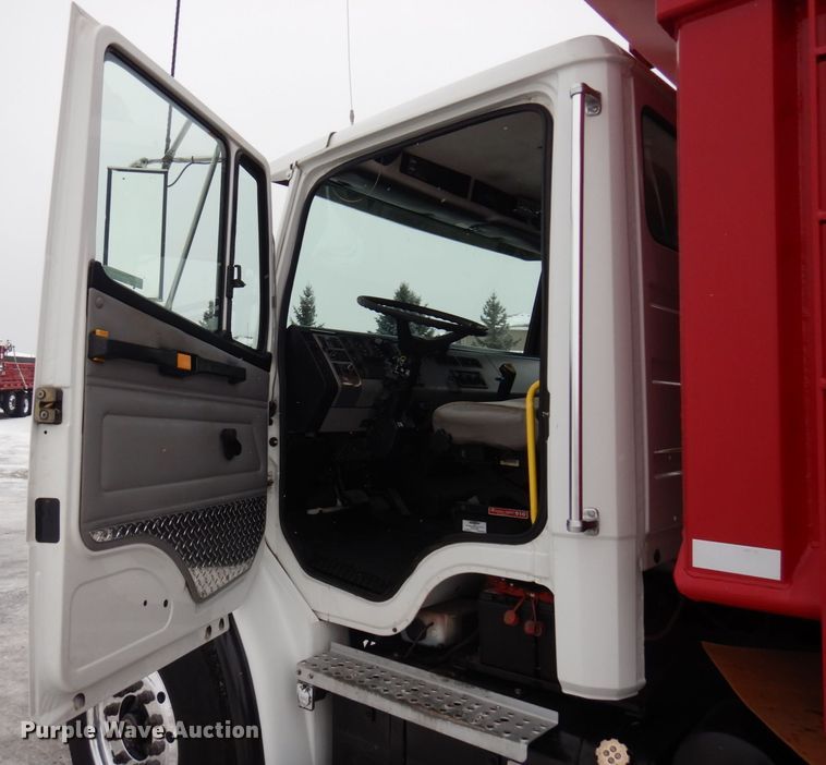 image for item AF9312 2000 Freightliner FL80  dump truck