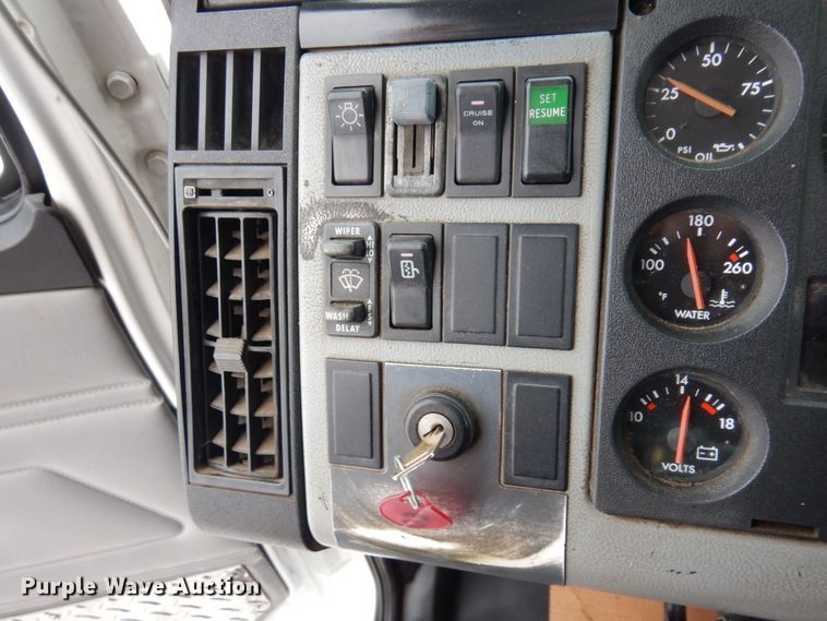 image for item AF9312 2000 Freightliner FL80  dump truck