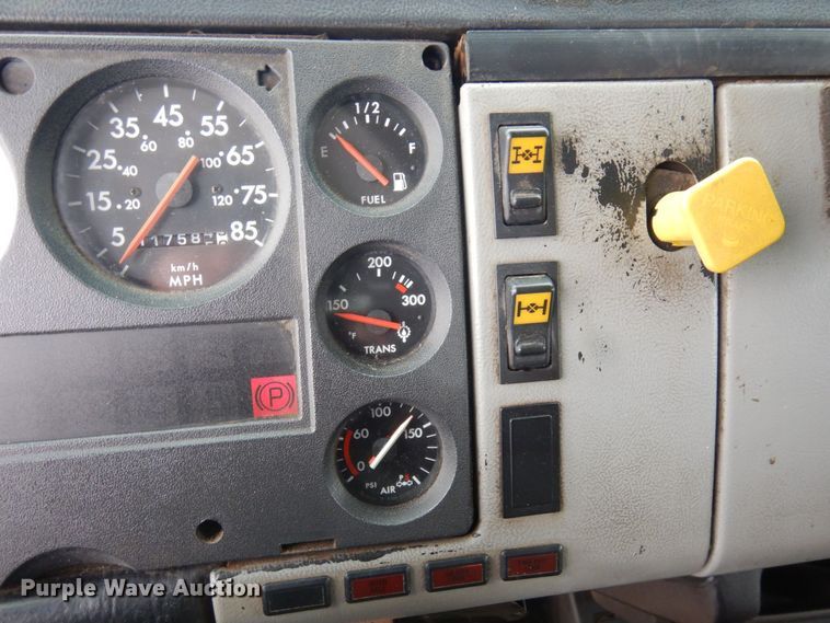 image for item AF9312 2000 Freightliner FL80  dump truck