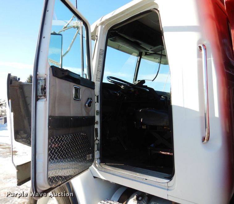 image for item AF9321 1997 Volvo WG  dump truck