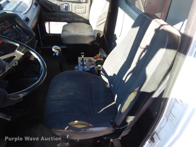 image for item AF9321 1997 Volvo WG  dump truck