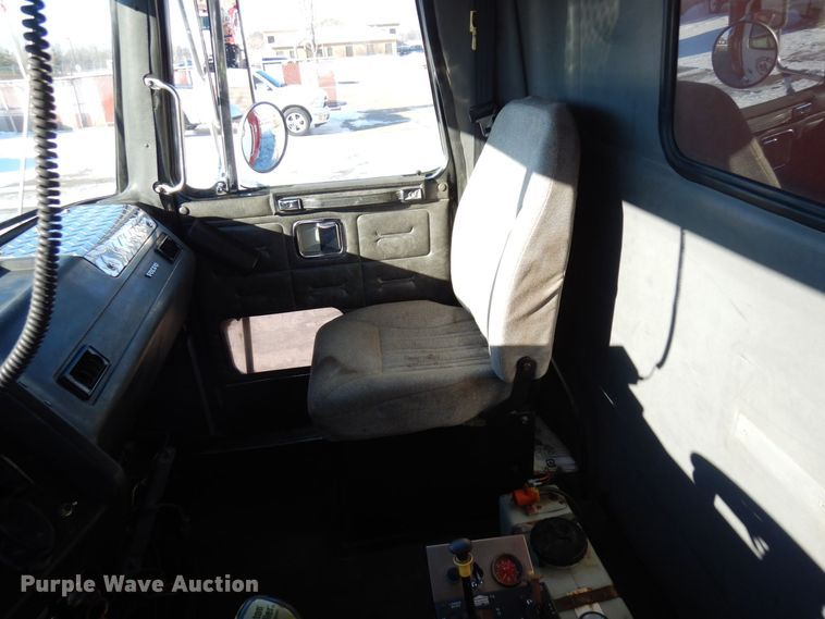 image for item AF9321 1997 Volvo WG  dump truck