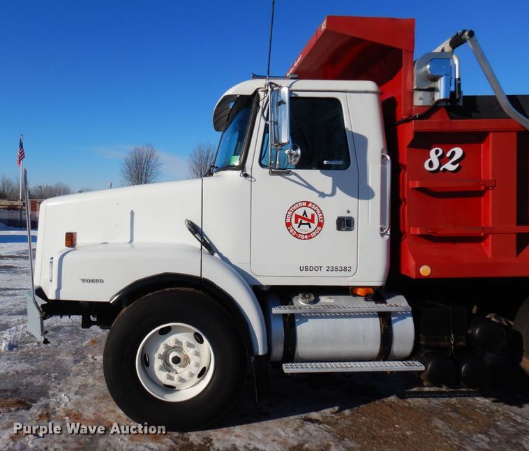 image for item AF9321 1997 Volvo WG  dump truck