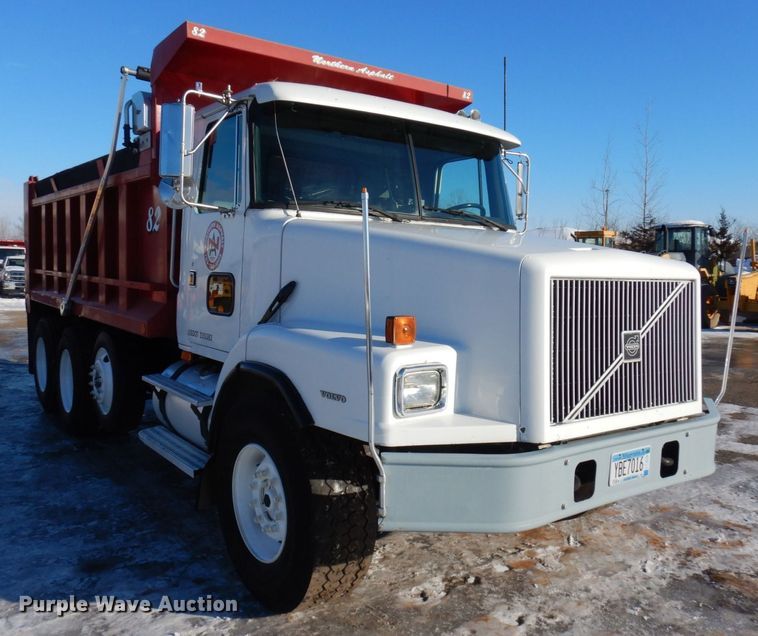 image for item AF9321 1997 Volvo WG  dump truck