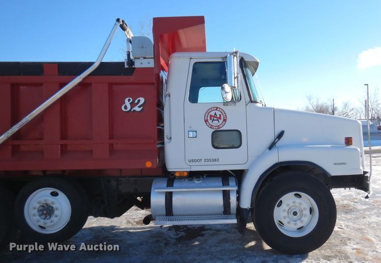 image for item AF9321 1997 Volvo WG  dump truck