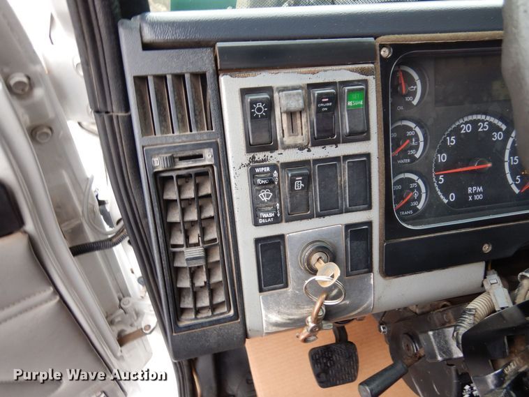 image for item AF9324 2001 Freightliner FL80  dump truck