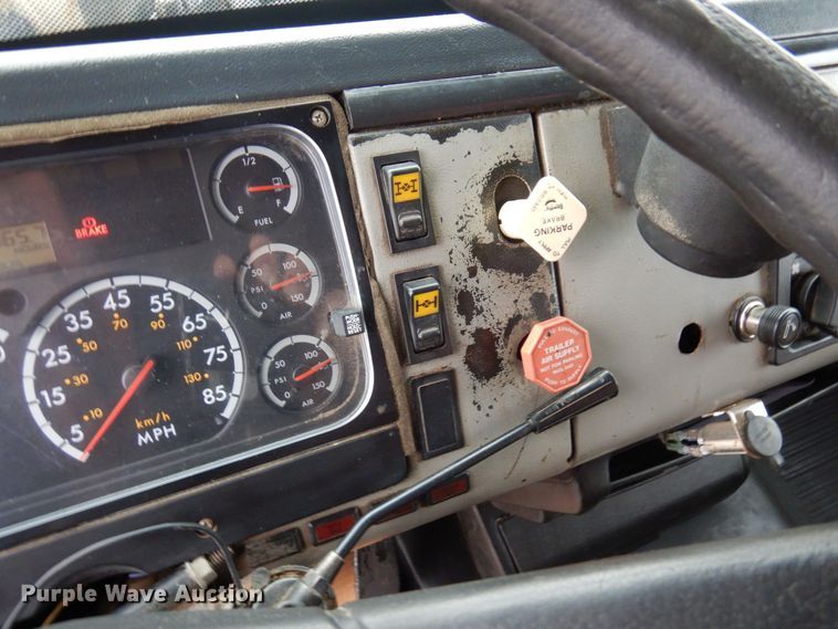 image for item AF9324 2001 Freightliner FL80  dump truck