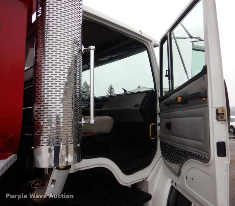 image for item AF9324 2001 Freightliner FL80  dump truck