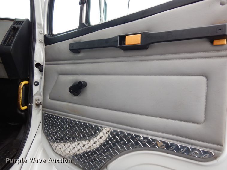 image for item AF9324 2001 Freightliner FL80  dump truck