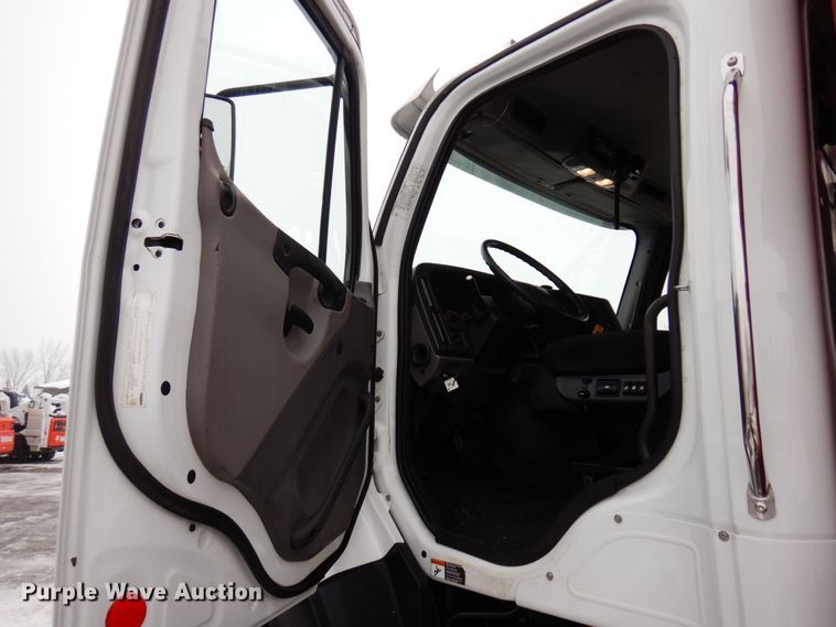 image for item AF9325 2016 Freightliner 114SD  dump truck