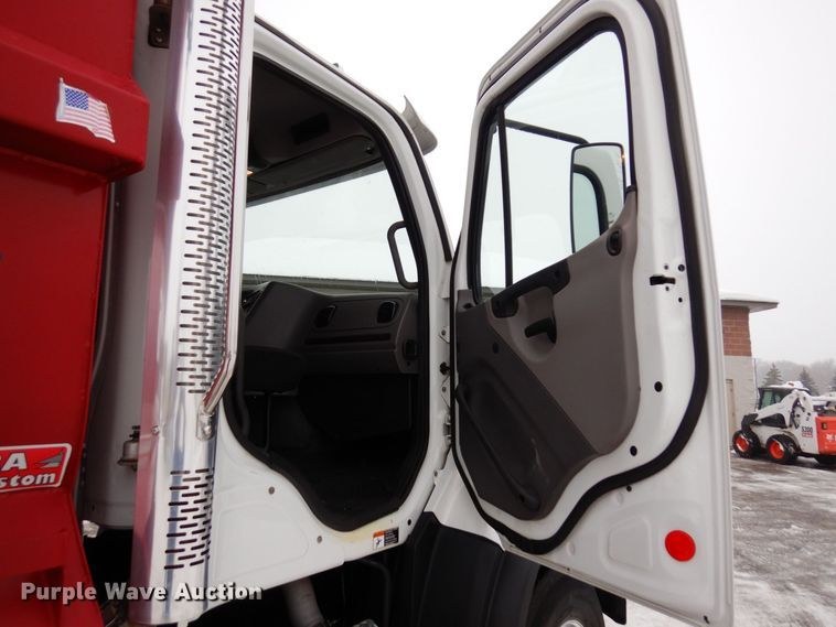image for item AF9325 2016 Freightliner 114SD  dump truck