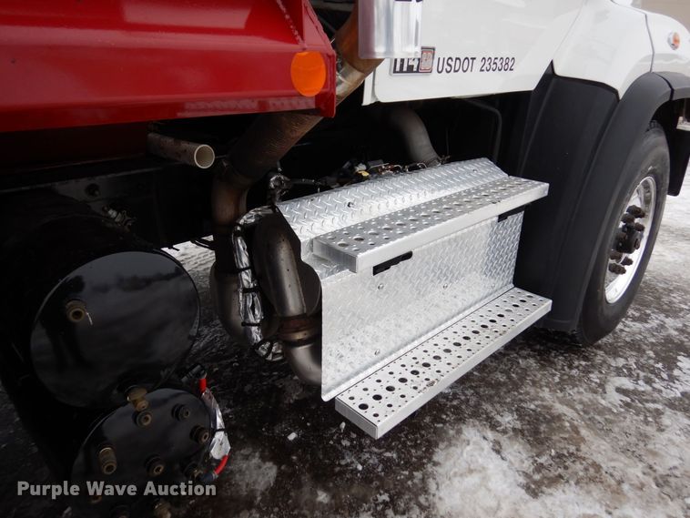 image for item AF9326 2017 Freightliner 114SD  dump truck