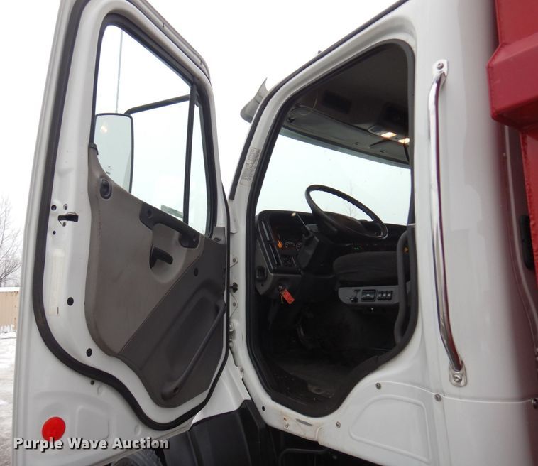 image for item AF9327 2016 Freightliner 114SD  dump truck