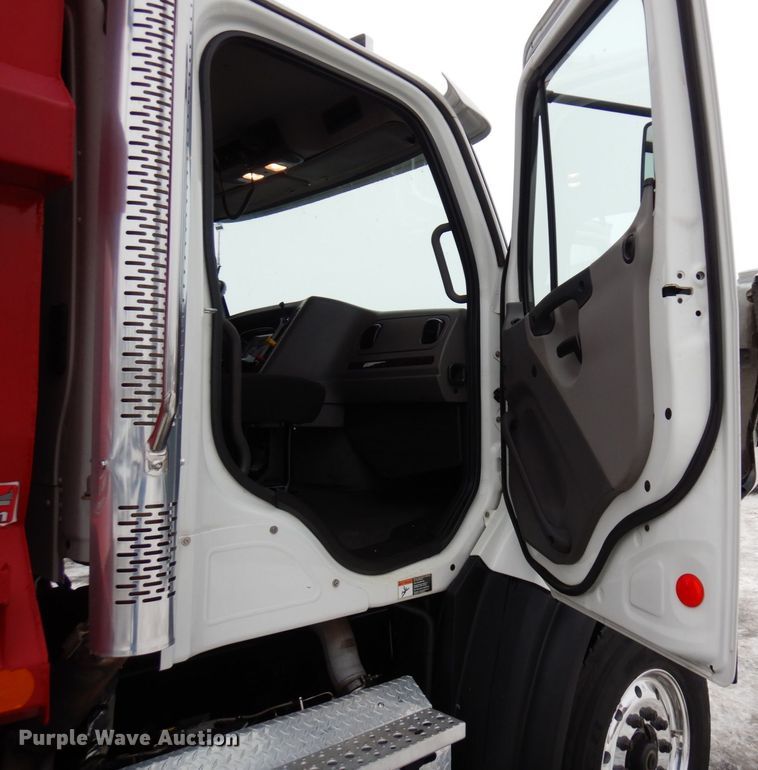 image for item AF9327 2016 Freightliner 114SD  dump truck