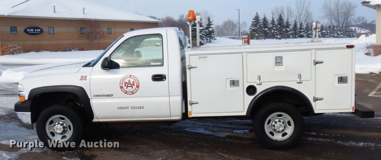 image for item AF9331 2002 Chevrolet Silverado 2500HD  utility bed pickup truck