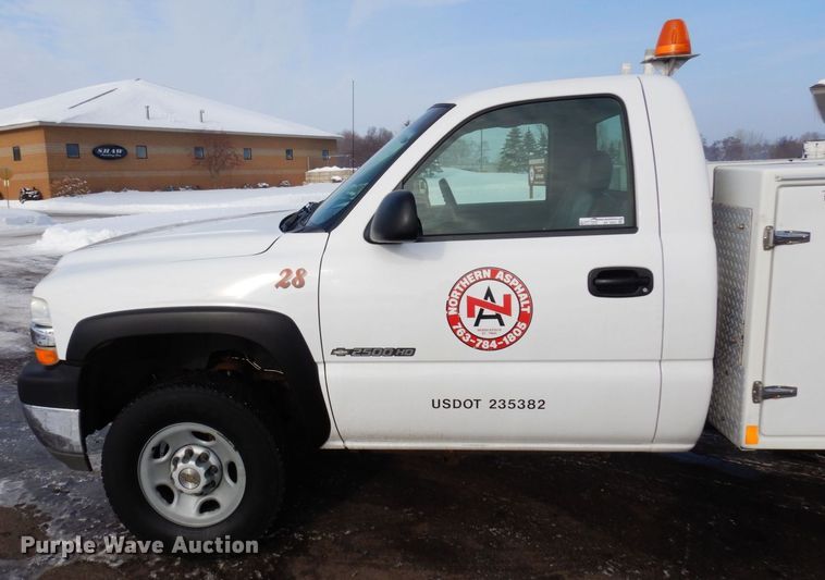 image for item AF9331 2002 Chevrolet Silverado 2500HD  utility bed pickup truck