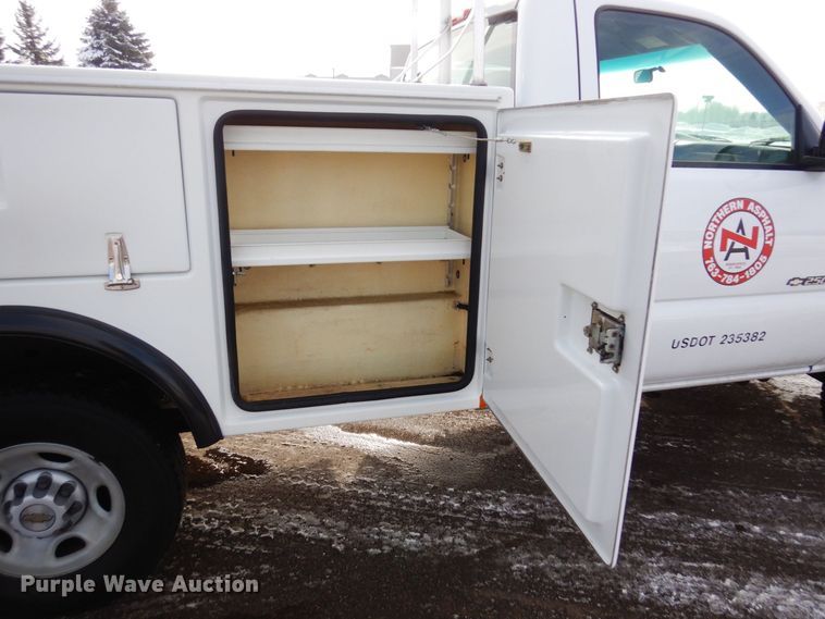 image for item AF9331 2002 Chevrolet Silverado 2500HD  utility bed pickup truck