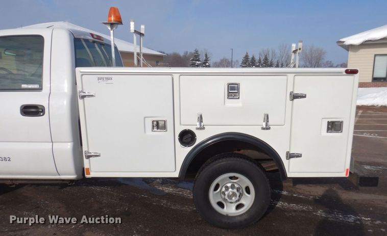 image for item AF9331 2002 Chevrolet Silverado 2500HD  utility bed pickup truck