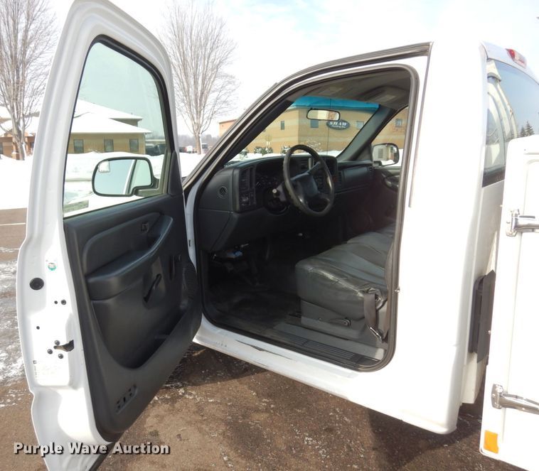 image for item AF9331 2002 Chevrolet Silverado 2500HD  utility bed pickup truck