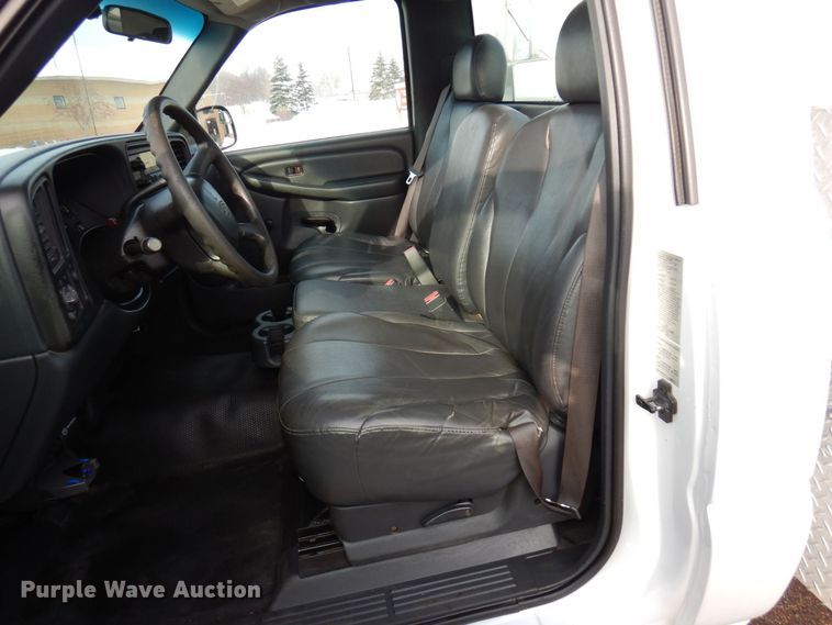 image for item AF9331 2002 Chevrolet Silverado 2500HD  utility bed pickup truck