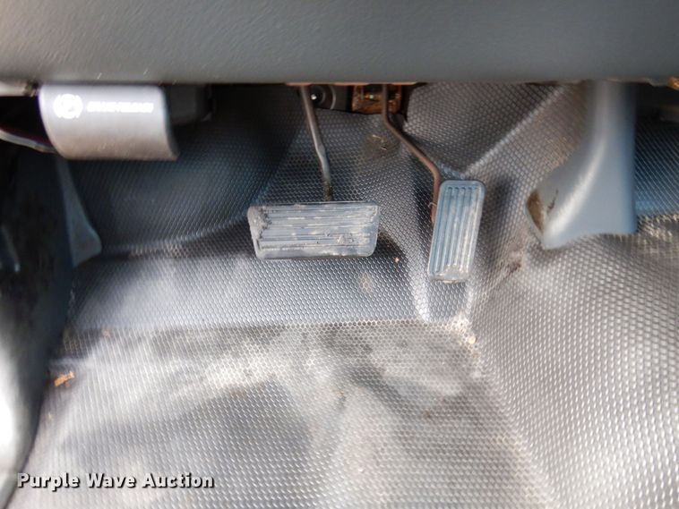 image for item AF9331 2002 Chevrolet Silverado 2500HD  utility bed pickup truck