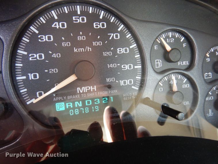 image for item AF9331 2002 Chevrolet Silverado 2500HD  utility bed pickup truck