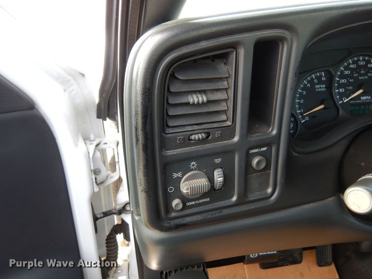 image for item AF9331 2002 Chevrolet Silverado 2500HD  utility bed pickup truck