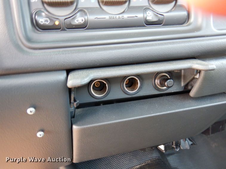 image for item AF9331 2002 Chevrolet Silverado 2500HD  utility bed pickup truck