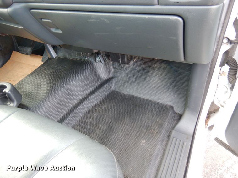 image for item AF9331 2002 Chevrolet Silverado 2500HD  utility bed pickup truck