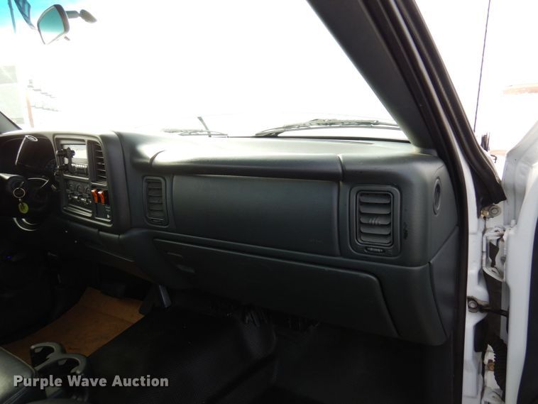 image for item AF9331 2002 Chevrolet Silverado 2500HD  utility bed pickup truck