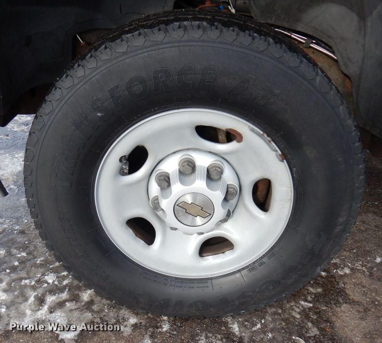 image for item AF9331 2002 Chevrolet Silverado 2500HD  utility bed pickup truck