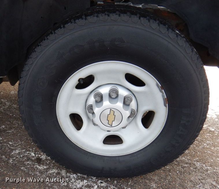 image for item AF9331 2002 Chevrolet Silverado 2500HD  utility bed pickup truck