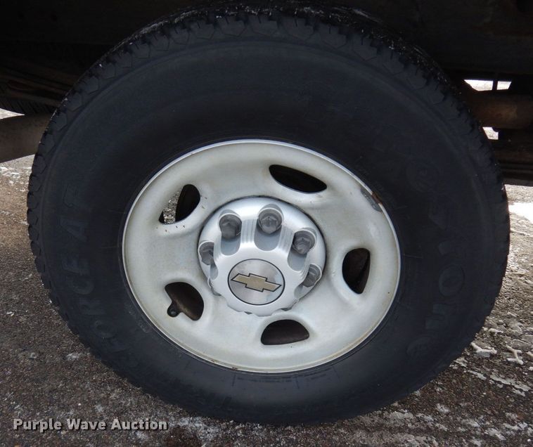 image for item AF9331 2002 Chevrolet Silverado 2500HD  utility bed pickup truck