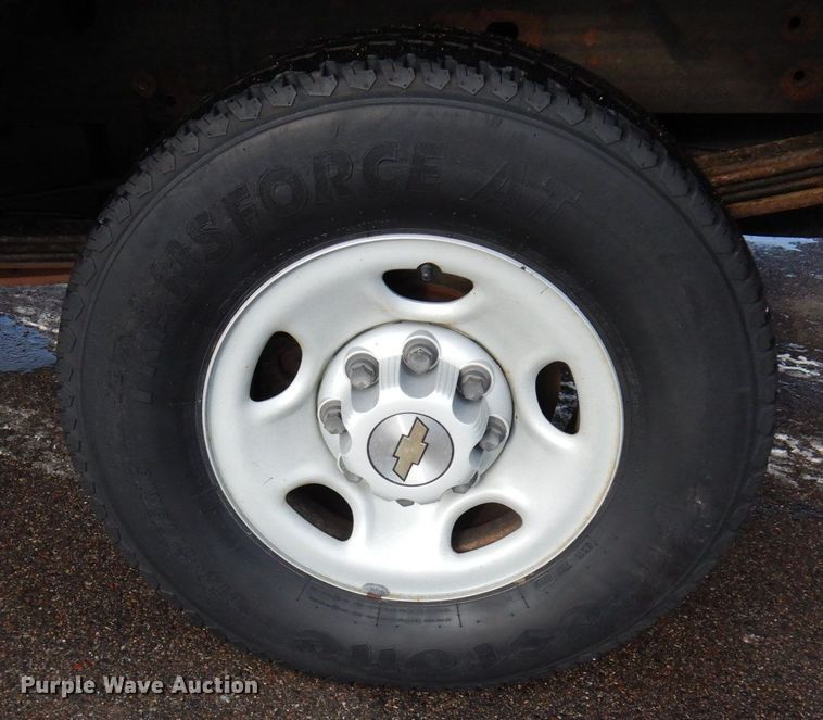 image for item AF9331 2002 Chevrolet Silverado 2500HD  utility bed pickup truck