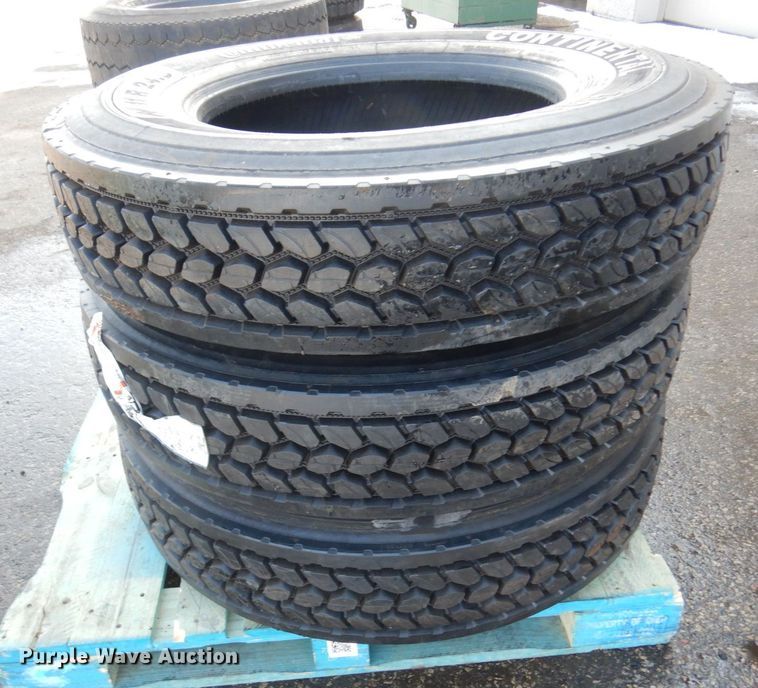 image for item DQ7307 (3) 11R24.5 retreaded tires