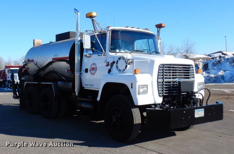 image for item KU9731 1997 Ford LNT8000  oil distributor truck