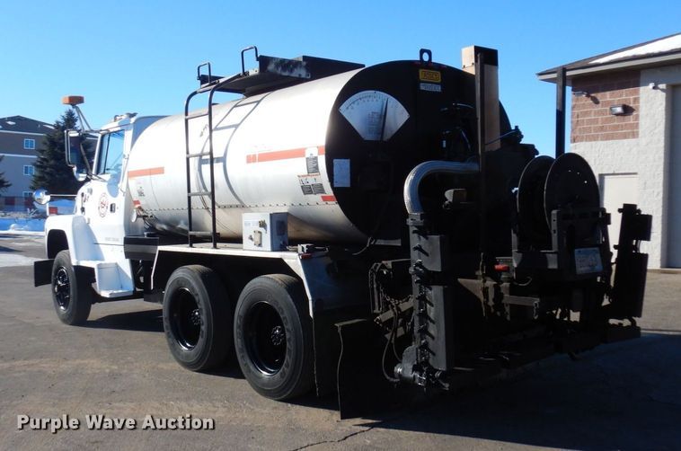 image for item KU9731 1997 Ford LNT8000  oil distributor truck