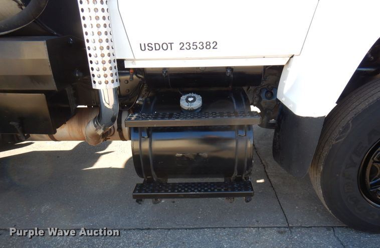 image for item KU9731 1997 Ford LNT8000  oil distributor truck