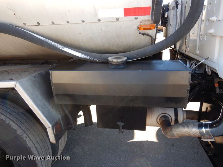 image for item KU9731 1997 Ford LNT8000  oil distributor truck