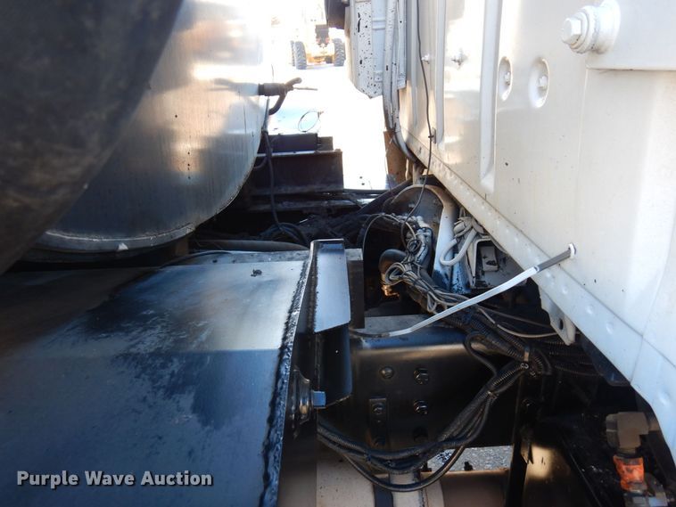 image for item KU9731 1997 Ford LNT8000  oil distributor truck