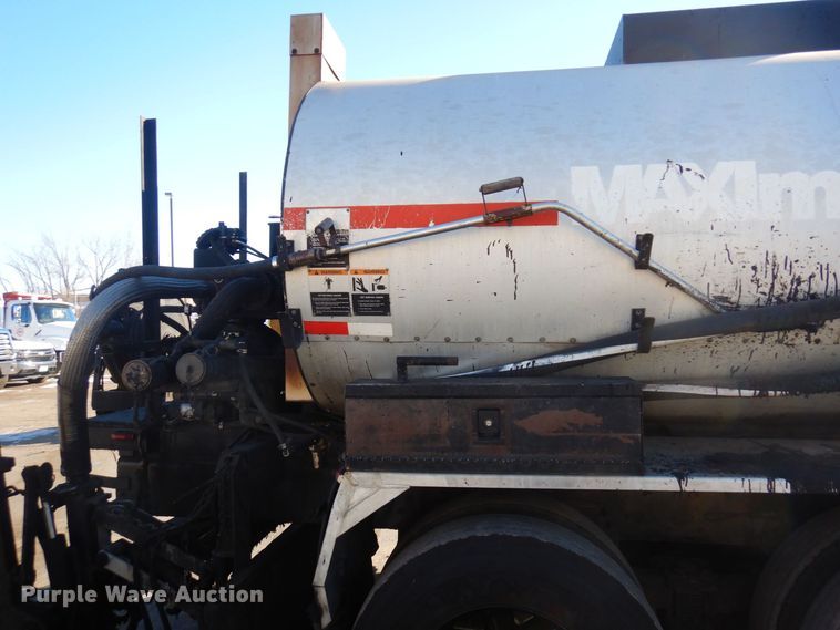 image for item KU9731 1997 Ford LNT8000  oil distributor truck