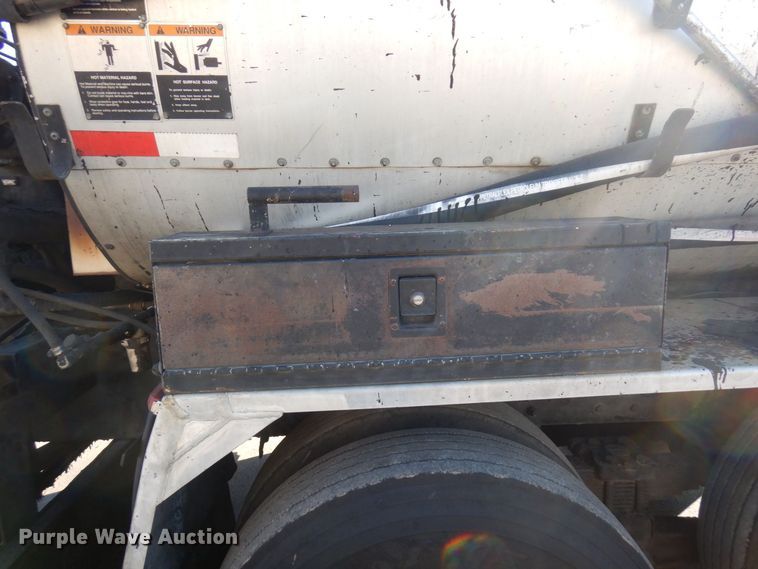 image for item KU9731 1997 Ford LNT8000  oil distributor truck