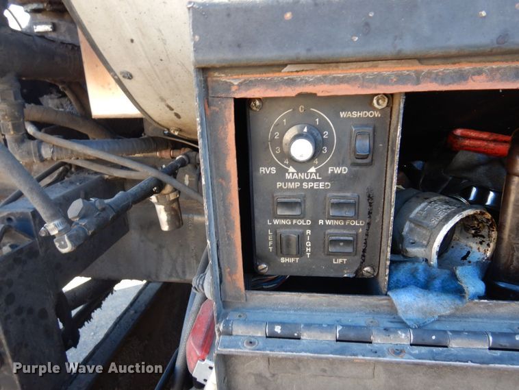 image for item KU9731 1997 Ford LNT8000  oil distributor truck