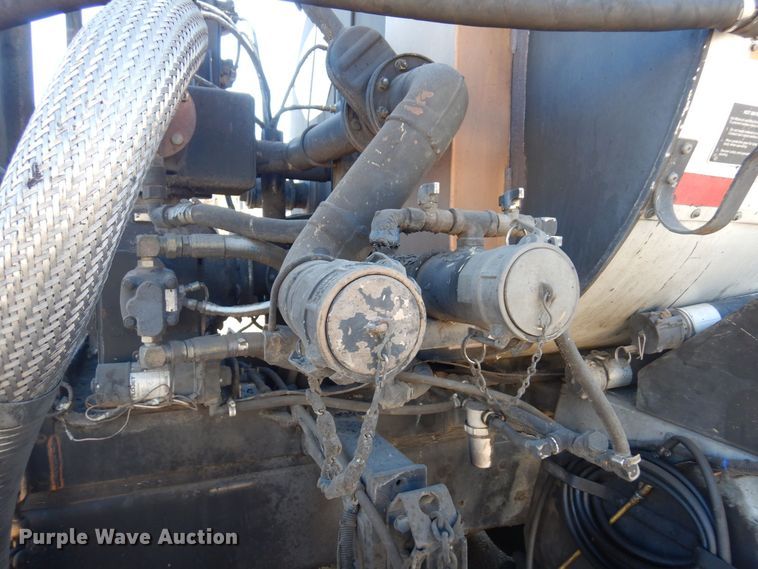 image for item KU9731 1997 Ford LNT8000  oil distributor truck