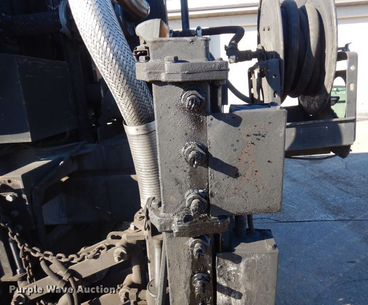 image for item KU9731 1997 Ford LNT8000  oil distributor truck